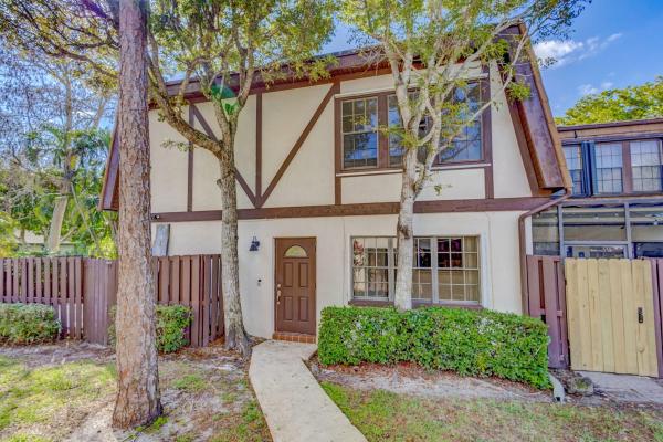 Weybridge Townhomes, 128 Weybridge B Cir #B, Royal Palm Beach, Florida 33411, image 1