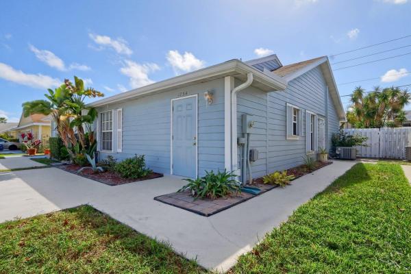 Royal Forest Townhouses, 1734 Royal Forest Ct, West Palm Beach, Florida 33406, image 1
