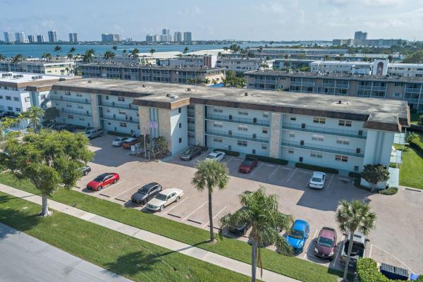Hampton House, 124 Shore Ct #302, North Palm Beach, Florida 33408, image 1