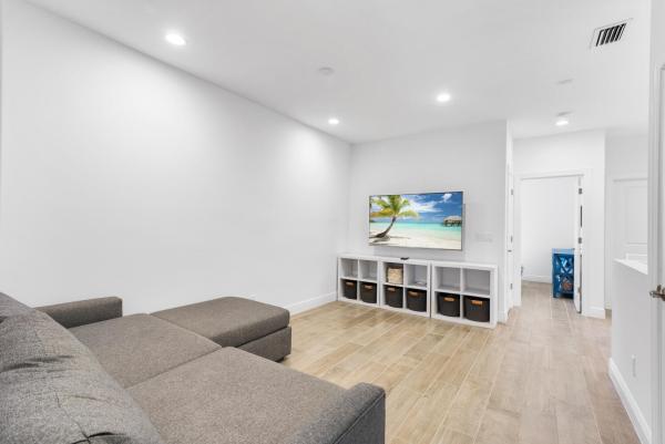 Sandpiper Pointe, 525 Spoonbill Ter, Deerfield Beach, Florida 33442, image 1