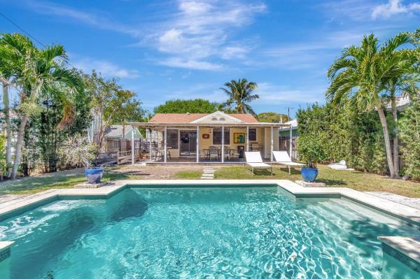 Lake Worth Town, 528 N Palmway, Lake Worth Beach, Florida 33460, image 1