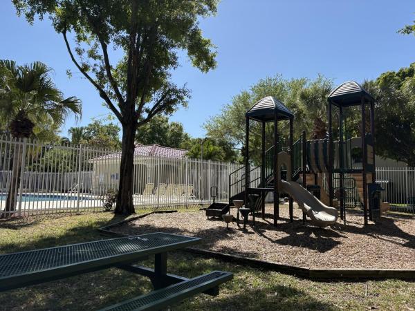 Summit Lake, 886 Summit Lake Dr, West Palm Beach, Florida 33406, image 3