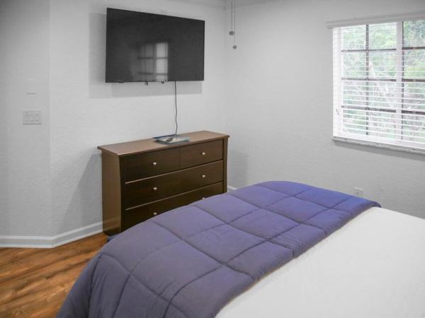 Marsh Harbour, 2032 Freeport Ln, Riviera Beach, Florida 33404, image 2
