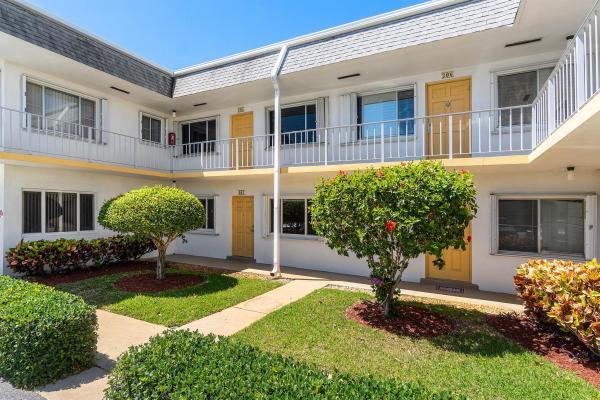 3240 Lake Osborne Dr #105, Lake Worth Beach, Florida 33461, image 1