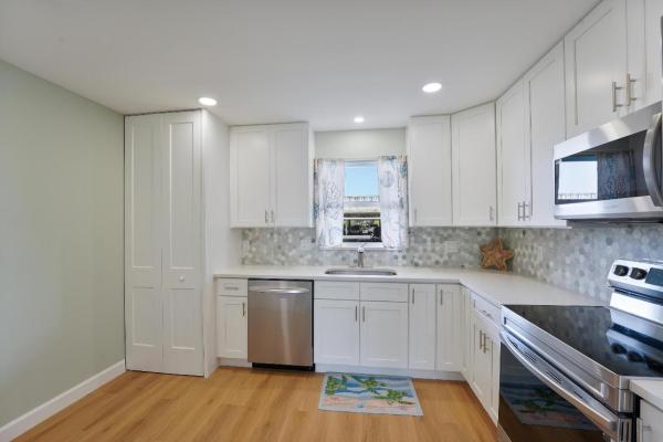 Lake Harbour Towers East, 801 Lake Shore Dr #112, Lake Park, Florida 33403, image 1