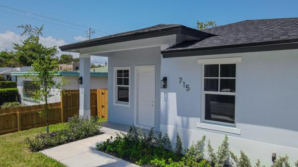 Pinewood Park, 715 37th St, West Palm Beach, Florida 33407, image 1