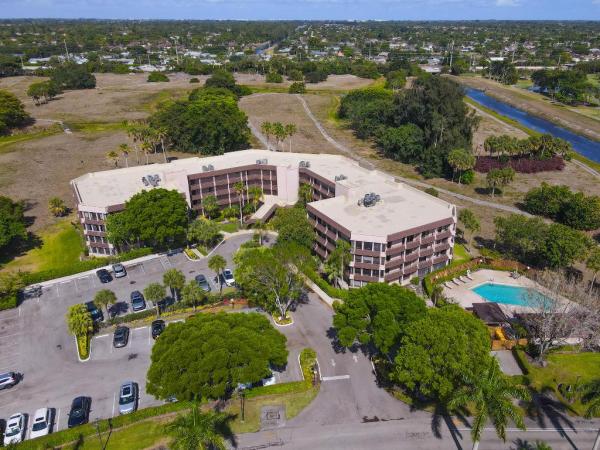 Versailles Court At The Fountains Country Club, 4770 Fountains Dr S #302, Lake Worth, Florida 33467, image 2