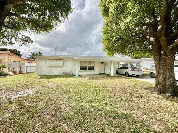 Englewood Manor, 3831 Engle Rd, Lake Worth, Florida 33461, image 2