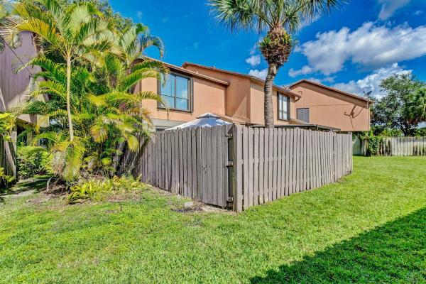 Sandtree Townhouses, 503 Sandtree Dr, Palm Beach Gardens, Florida 33403, image 1