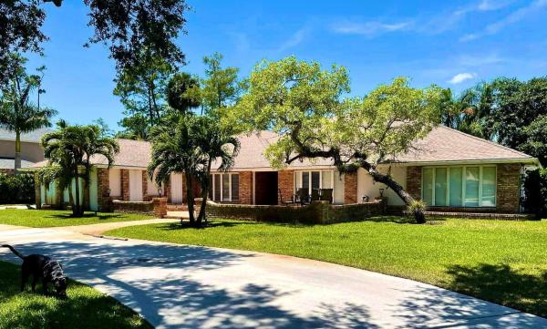 Pinewood Of Wellington, 13150 Doubletree Cir, Wellington, Florida 33414, image 1