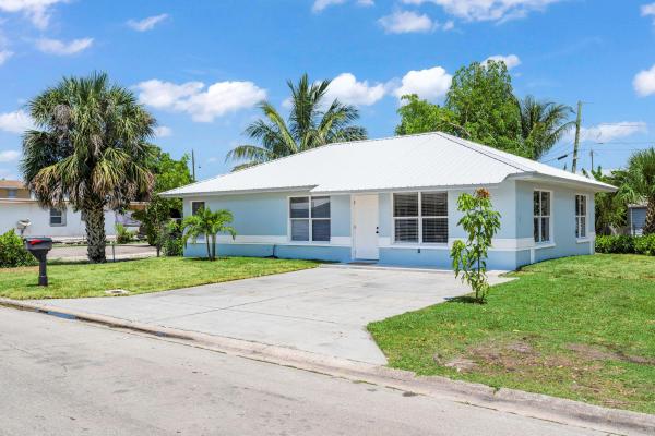 Baileys, 561 SW 10th St, Belle Glade, Florida 33430, image 1