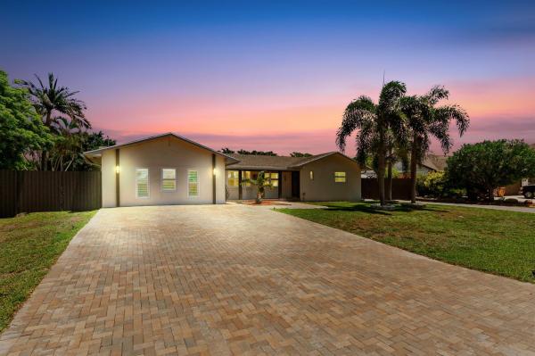 Florida Gardens, 26 W Pine Tree Ave, Lake Worth Beach, Florida 33467, image 1