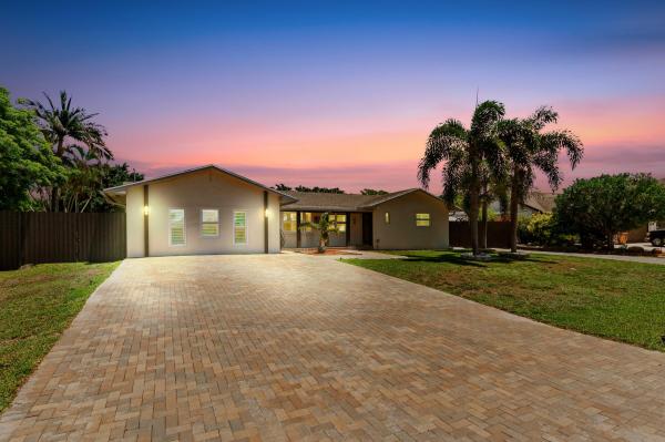 Florida Gardens, 26 W Pine Tree Ave, Lake Worth, Florida 33467, image 3