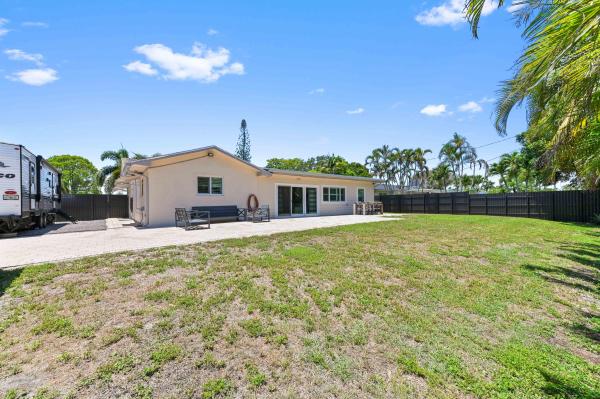 Florida Gardens, 26 W Pine Tree Ave, Lake Worth, Florida 33467, image 1