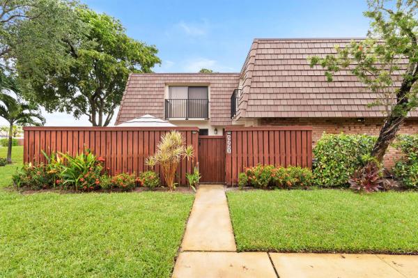 Waterford Courtyards South, 2660 SW 15th St, Deerfield Beach, Florida 33442, image 1