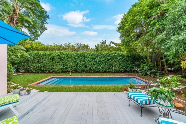 Manana Estates, 210 Debra Ln, Palm Beach, Florida 33480, image 1