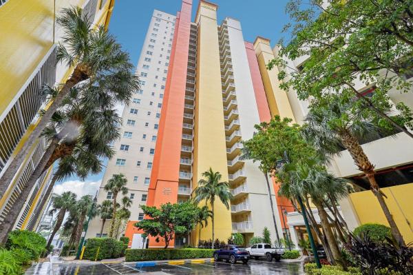 Marina Grande Club & Residences, 2650 Lake Shore Dr #1006, Riviera Beach, Florida 33404, image 1