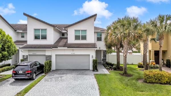 Veleiros At Crystal Lake, 4340 Lago Dr, Deerfield Beach, Florida 33064, image 1
