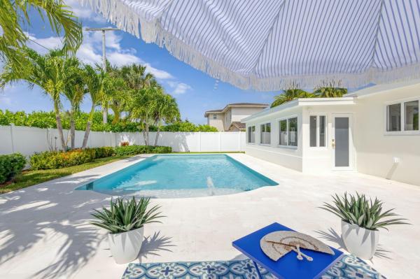 Yacht Club, 131 Cruiser Rd, North Palm Beach, Florida 33408, image 1