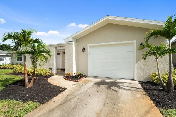 372 SE Oakridge Dr, Port St. Lucie, Florida 34984, image 1