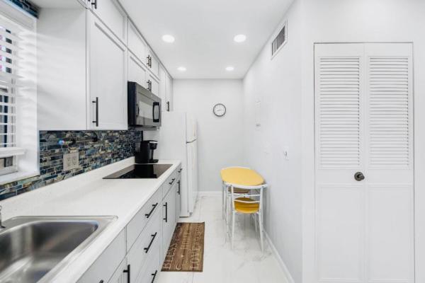 Golden Lakes Village, 129 Lake Carol Dr, West Palm Beach, Florida 33411, image 1