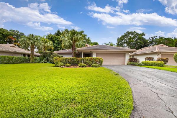 Villas Of Pine Tree, 4840 Pine Tree Dr, Boynton Beach, Florida 33436, image 1