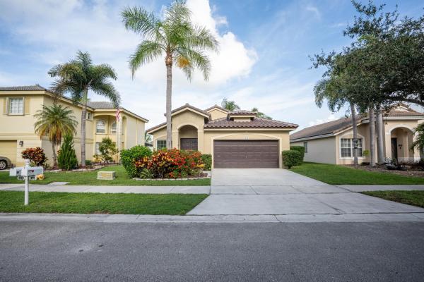Walden Lake, 370 SW 203rd Ave, Pembroke Pines, Florida 33029, image 1