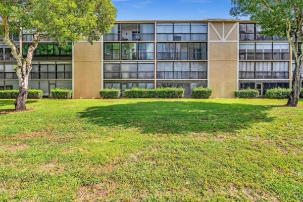 Huntington Lakes 3, 7286 Huntington Ln #301, Delray Beach, Florida 33446, image 2