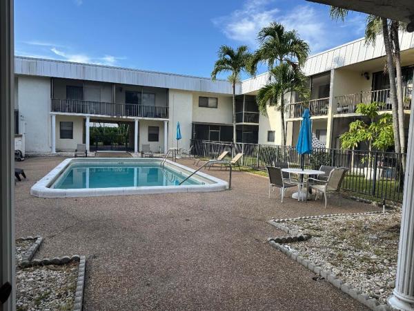 Centre Hill Courts, 825 NW 13th St #2080, Boca Raton, Florida 33486, image 1