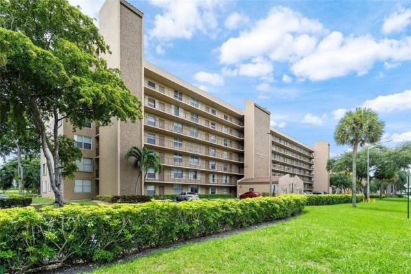 Waters Edge Towers, 4570 NW 18th Ave #609, Deerfield Beach, Florida 33064, image 2