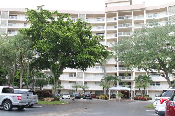 3507 Oaks Way, Pompano Beach, Florida 33069, image 1