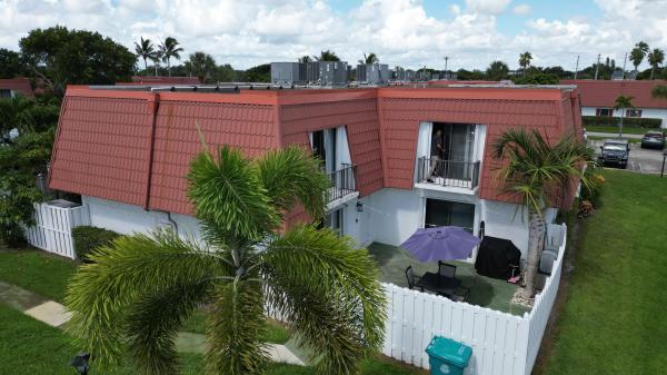 Golfview Harbour Townhouses, 1425 Oxford Ln, Boynton Beach, Florida 33426, image 1
