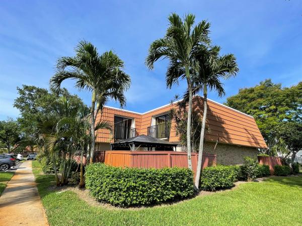 Waterford Courtyards At Crystal Lakes North, 2880 Waterford Dr #11, Deerfield Beach, Florida 33442, image 1