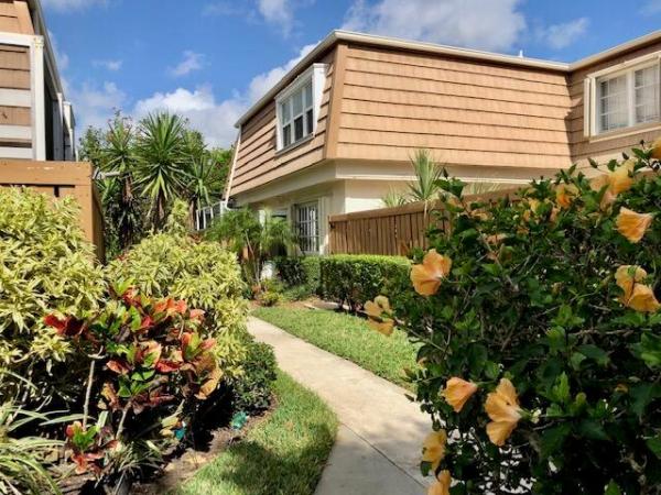 Winchester Courts, 4300 Hazel Ave #C, Palm Beach Gardens, Florida 33410, image 1