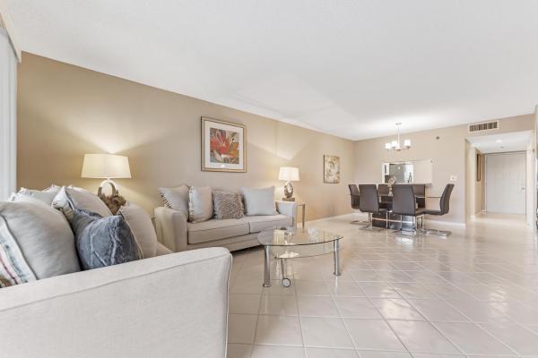 Huntington Lakes 5, 7290 Kinghurst Dr #704, Delray Beach, Florida 33446, image 2