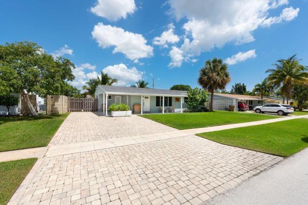 Coral Manor, 431 SE 4th St, Deerfield Beach, Florida 33441, image 1