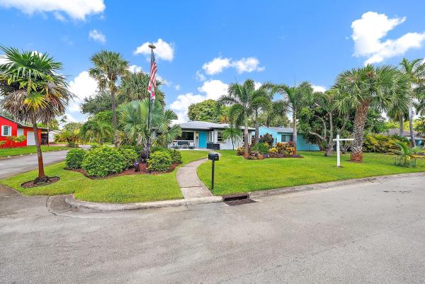 Lake Worth Town, 631 S Palmway, Lake Worth Beach, Florida 33460, image 1