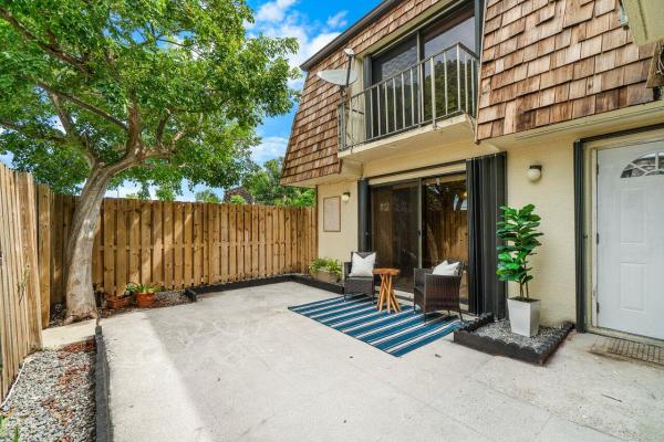 Lakewood Of Palm Springs, 76 Lake Arbor Dr, Palm Springs, Florida 33461, image 2