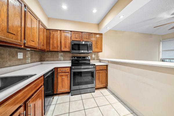 Kensington Place Townhouses, 682 Kensington Pl, Wilton Manors, Florida 33305, image 2