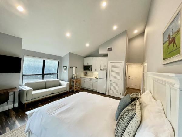 Tennis Lodges, 11863 Wimbledon Cir 546, Wellington, Florida 33414, image 1