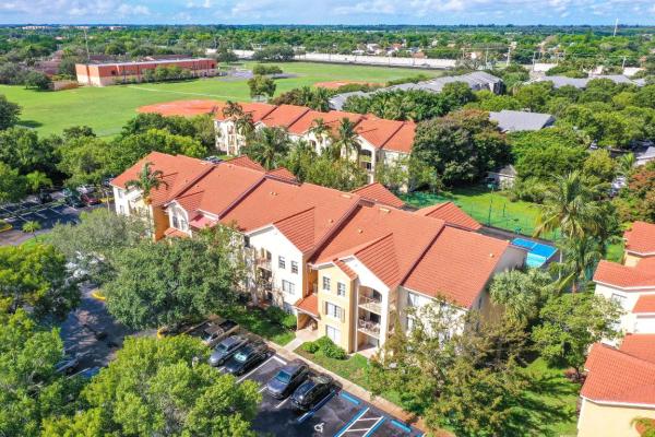Emerald Isle At Laguna Lakes, 4041 San Marino Blvd #307, West Palm Beach, Florida 33409, image 3