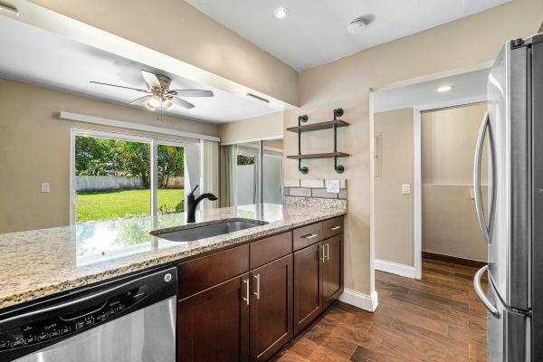 Park Place Townhomes, 5090 Elmhurst Rd #E, West Palm Beach, Florida 33417, image 2