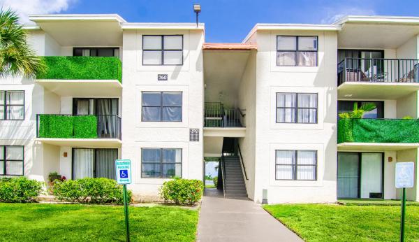 Bella Lago Vista At Clear Lake Club, 760 Executive Center Dr 24, West Palm Beach, Florida 33401, image 1