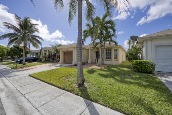 Hawks Landing, 416 Circle Dr S, Boynton Beach, Florida 33435, image 1