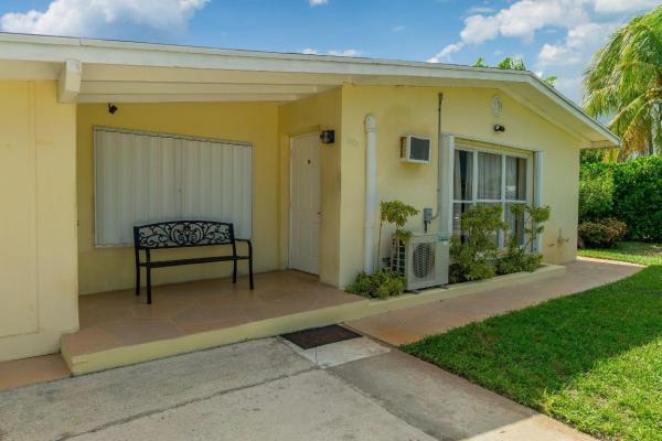 1002 W Broome St, Lantana, Florida 33462, image 1