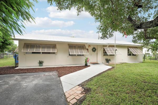 Fairway Pines, 1082 Pineway Dr, Haverhill, Florida 33417, image 1