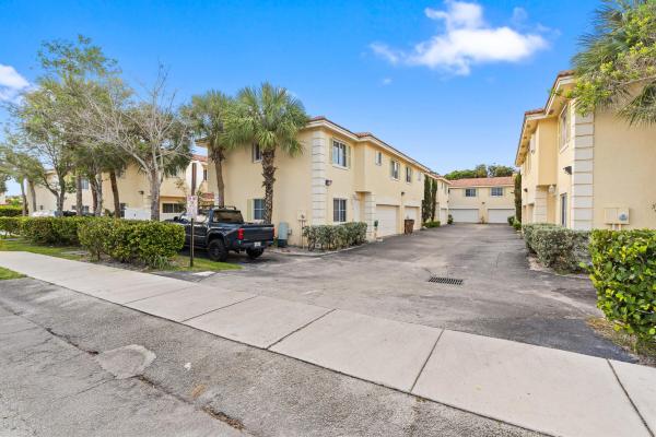 Deerfield Court Townhomes, 176 SE 2nd St, Deerfield Beach, Florida 33441, image 1