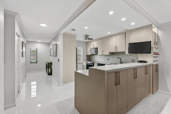 8450 Casa Del Lago #J, Boca Raton, Florida 33433, image 1