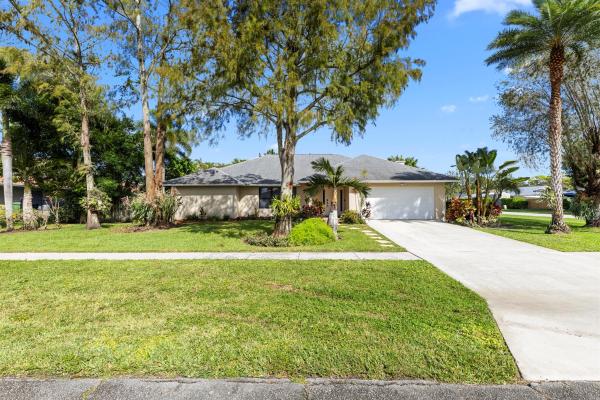 Pinewood Manor Of Wellington, 13868 Ishnala Cir, Wellington, Florida 33414, image 1