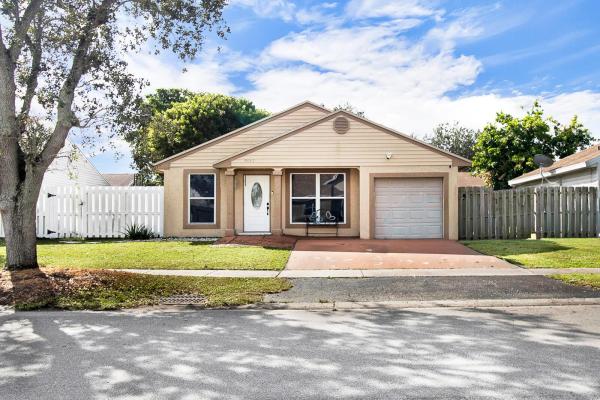 Cinnamon Place At Honeywoods, 8642 SW 15th St, Pembroke Pines, Florida 33025, image 1